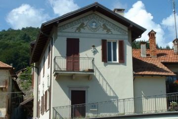 Tra le Vie del Paese - Casa con decoro