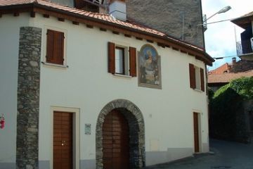 Tra le vie del Paese - Casa con dipinto