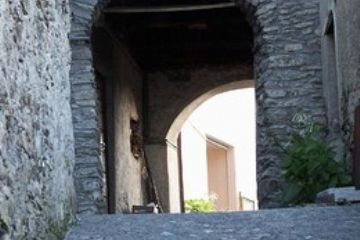 Frazione Nocco - Porticato in sasso