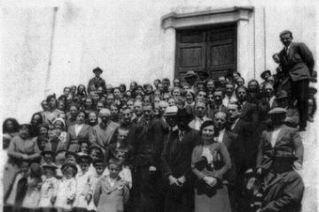 Foto Storica - Comunità sul sagrato della chiesa
